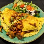 Omelett mit frischen Pfifferlingen und Salatbeilage